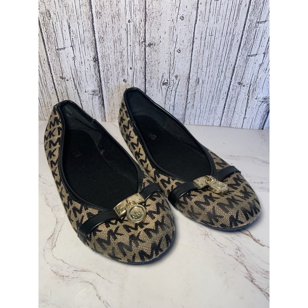🔥 Michael‎ Kors Freeda Tan/Black Monogram  Flats Gold Metal Logo Size 3